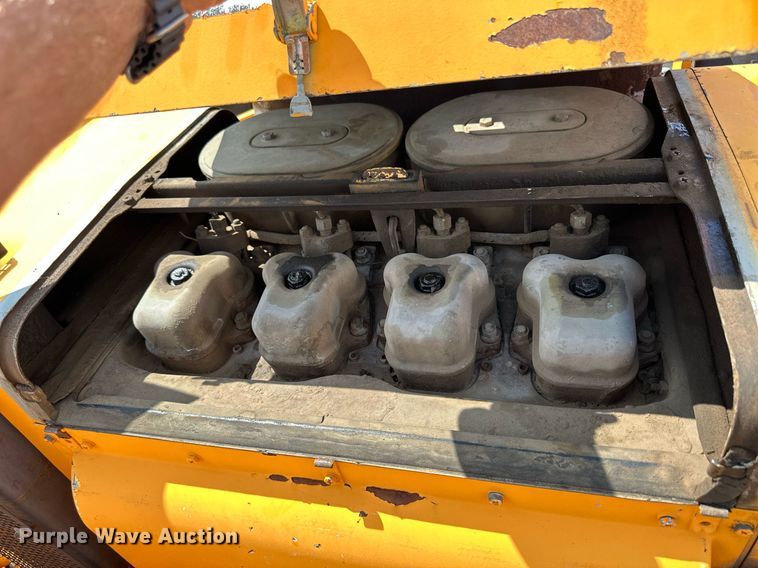 image for item NP9795 2002 LeeBoy L8500T  paver