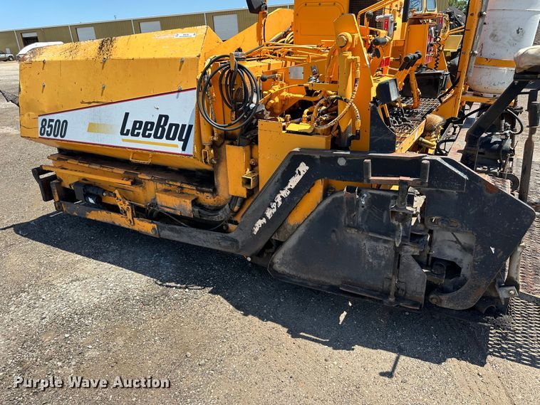 image for item NP9795 2002 LeeBoy L8500T  paver