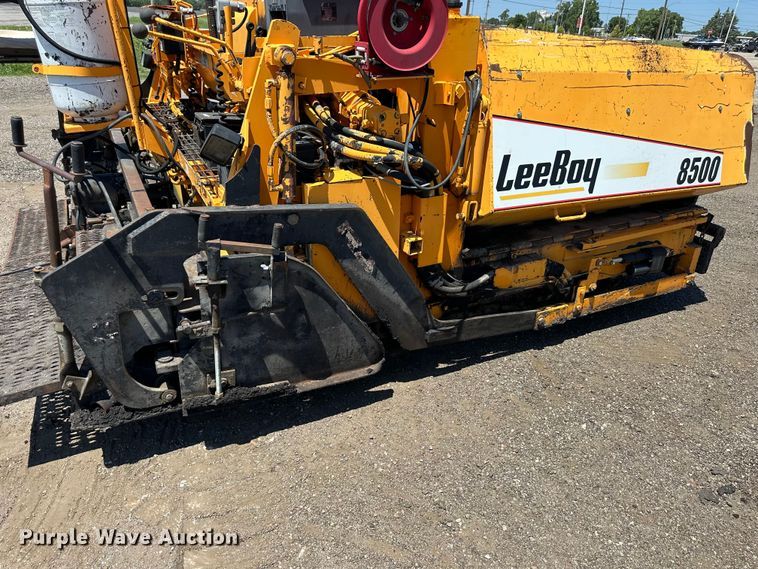 image for item NP9795 2002 LeeBoy L8500T  paver