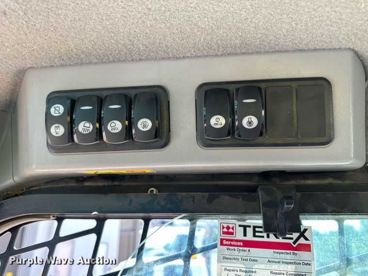 image for item NP9833 2016 Caterpillar 299D2XHP  tracked skid steer loader