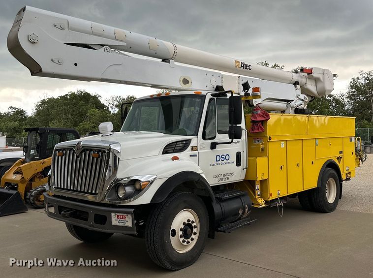 image for item NP9834 2008 International WorkStar 7400  bucket truck