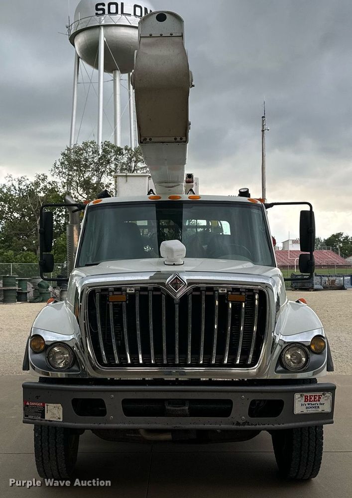 image for item NP9834 2008 International WorkStar 7400  bucket truck