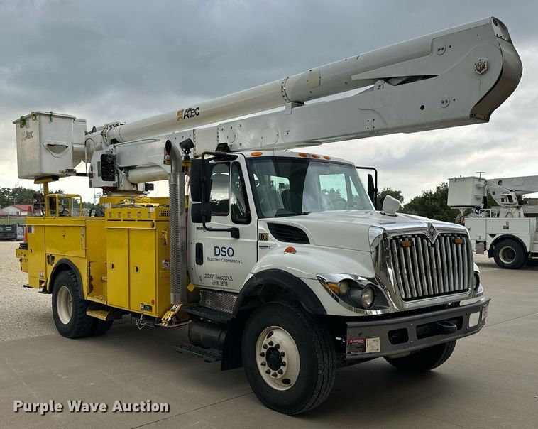 image for item NP9834 2008 International WorkStar 7400  bucket truck