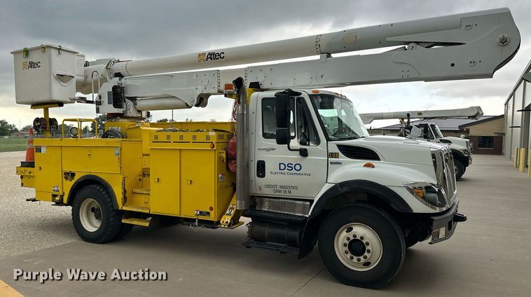 image for item NP9834 2008 International WorkStar 7400  bucket truck