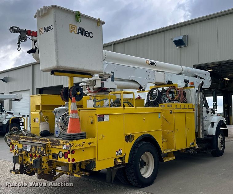 image for item NP9834 2008 International WorkStar 7400  bucket truck