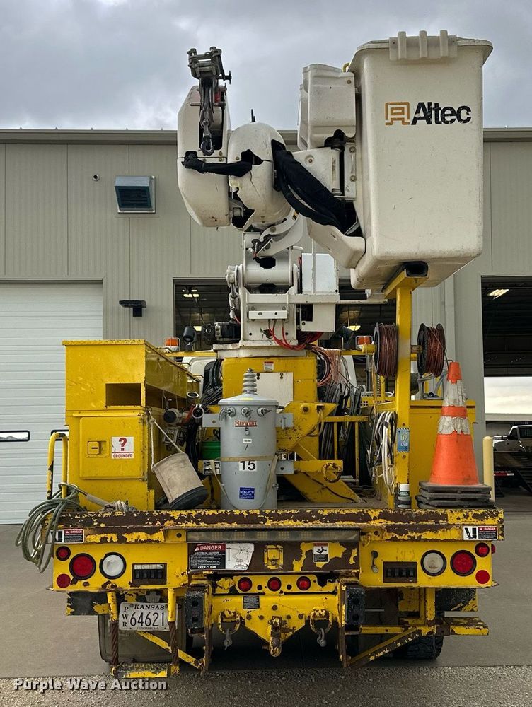 image for item NP9834 2008 International WorkStar 7400  bucket truck