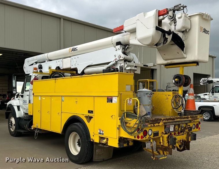 image for item NP9834 2008 International WorkStar 7400  bucket truck
