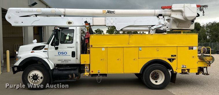 image for item NP9834 2008 International WorkStar 7400  bucket truck