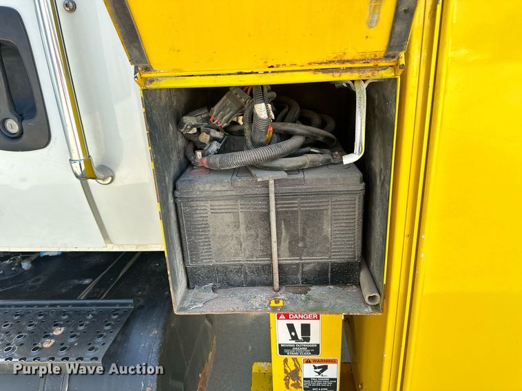 image for item NP9834 2008 International WorkStar 7400  bucket truck