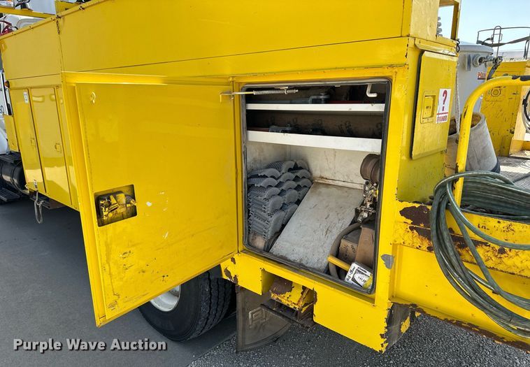 image for item NP9834 2008 International WorkStar 7400  bucket truck