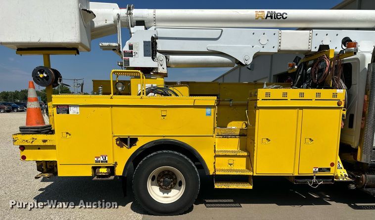 image for item NP9834 2008 International WorkStar 7400  bucket truck