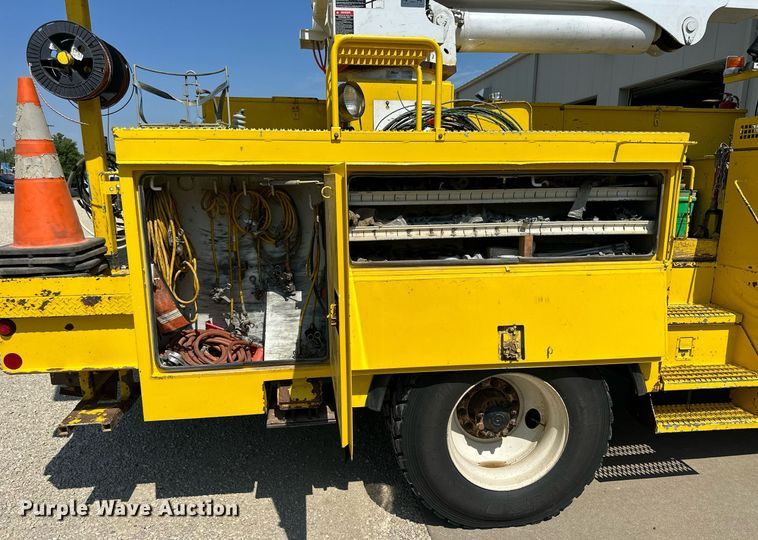 image for item NP9834 2008 International WorkStar 7400  bucket truck