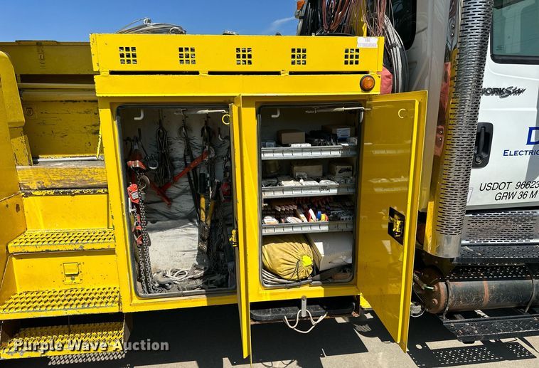 image for item NP9834 2008 International WorkStar 7400  bucket truck