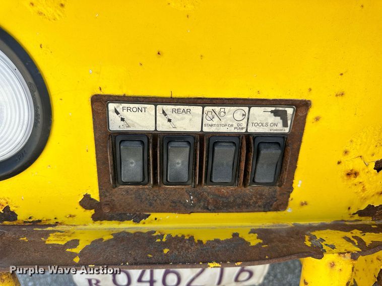 image for item NP9834 2008 International WorkStar 7400  bucket truck