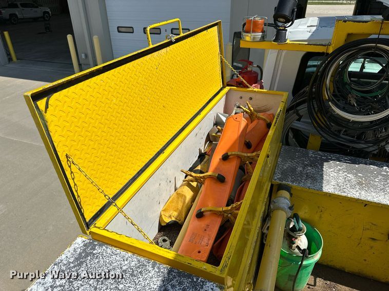 image for item NP9834 2008 International WorkStar 7400  bucket truck