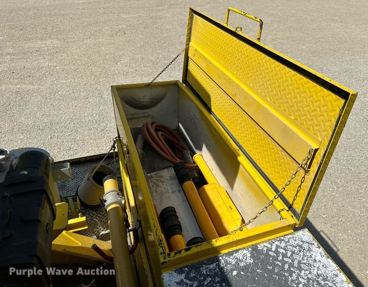 image for item NP9834 2008 International WorkStar 7400  bucket truck