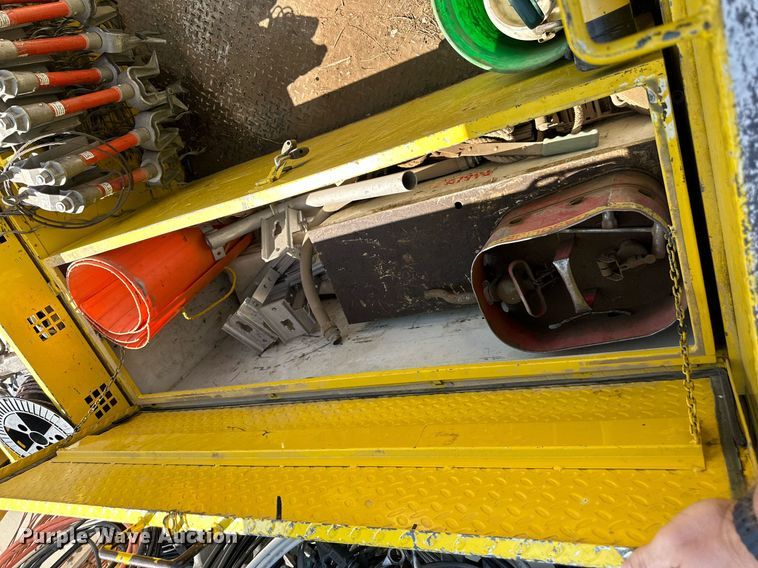 image for item NP9834 2008 International WorkStar 7400  bucket truck