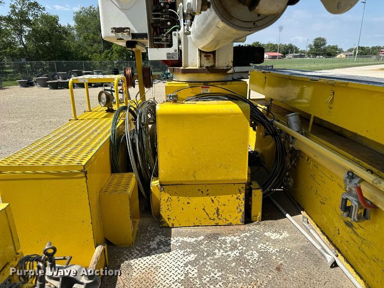 image for item NP9834 2008 International WorkStar 7400  bucket truck