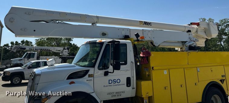 image for item NP9834 2008 International WorkStar 7400  bucket truck