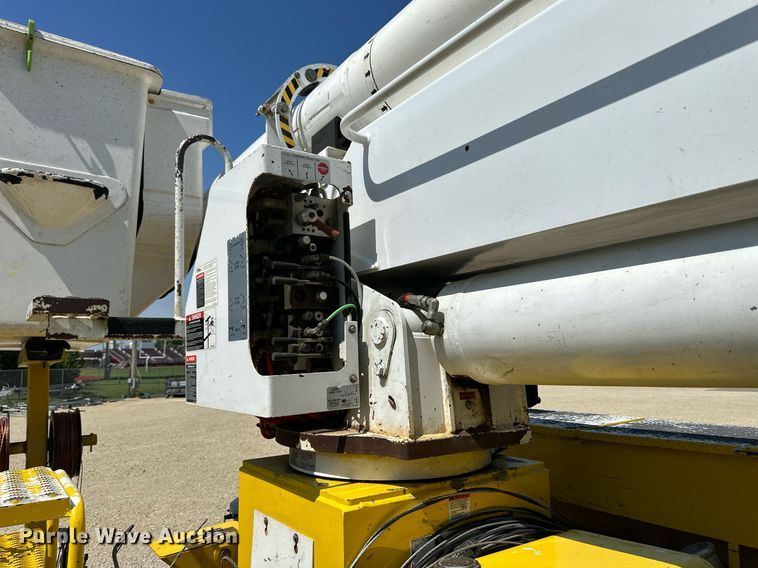 image for item NP9834 2008 International WorkStar 7400  bucket truck