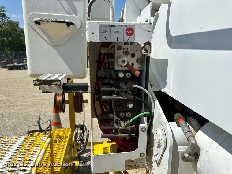 image for item NP9834 2008 International WorkStar 7400  bucket truck