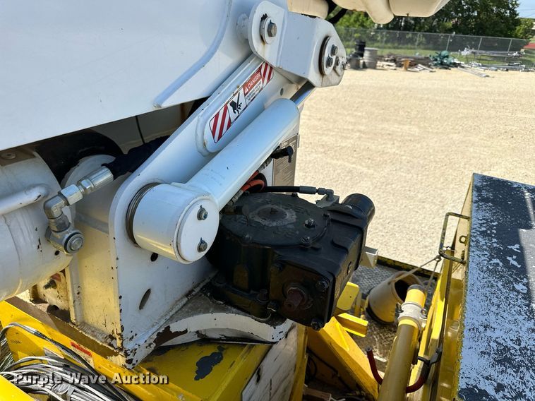 image for item NP9834 2008 International WorkStar 7400  bucket truck