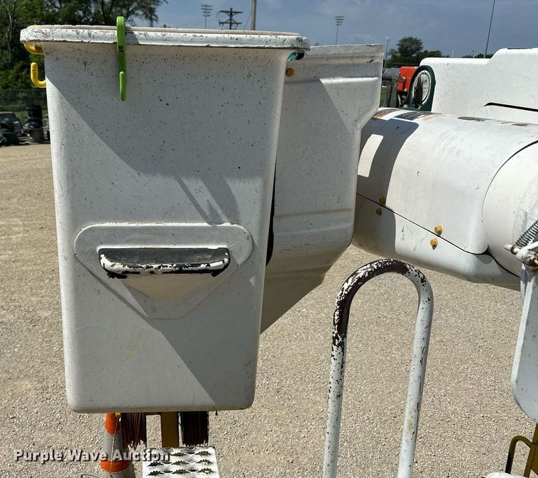 image for item NP9834 2008 International WorkStar 7400  bucket truck