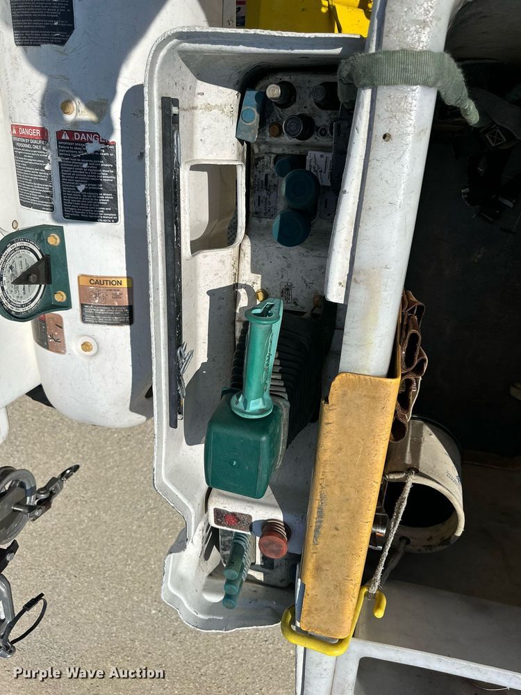 image for item NP9834 2008 International WorkStar 7400  bucket truck