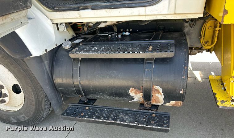 image for item NP9834 2008 International WorkStar 7400  bucket truck