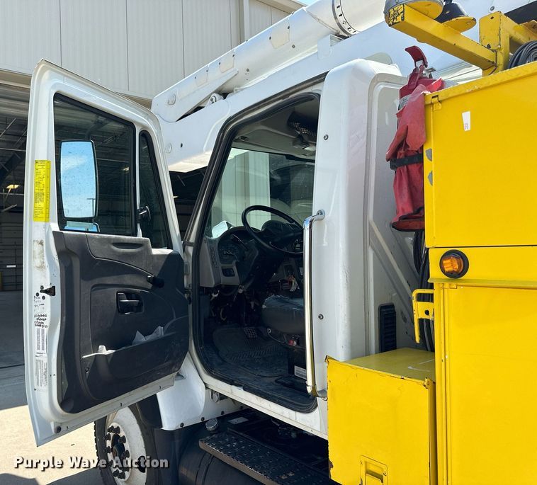 image for item NP9834 2008 International WorkStar 7400  bucket truck