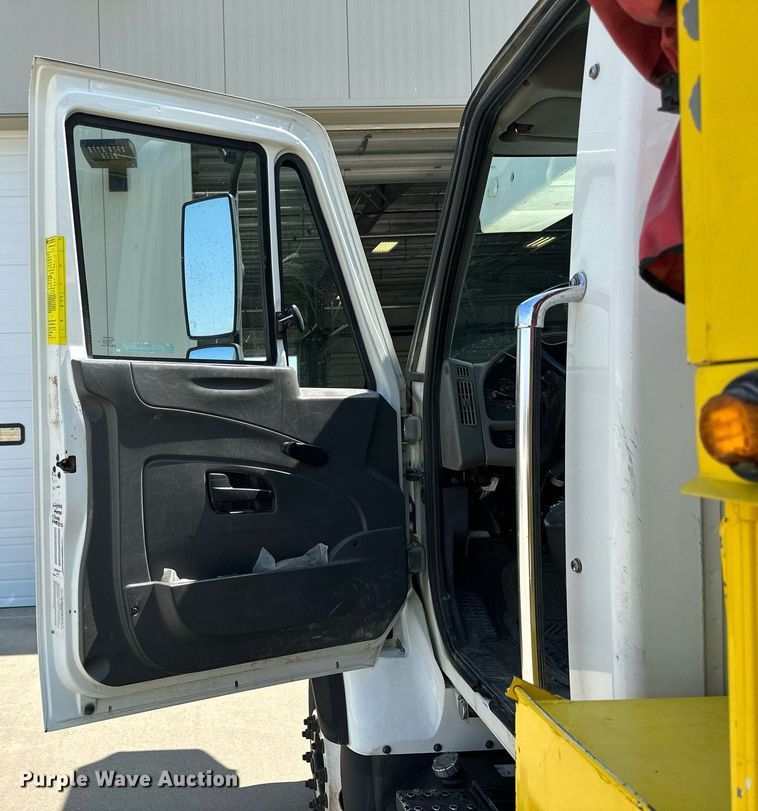 image for item NP9834 2008 International WorkStar 7400  bucket truck