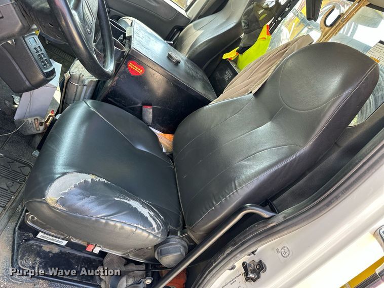 image for item NP9834 2008 International WorkStar 7400  bucket truck