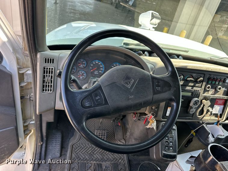 image for item NP9834 2008 International WorkStar 7400  bucket truck