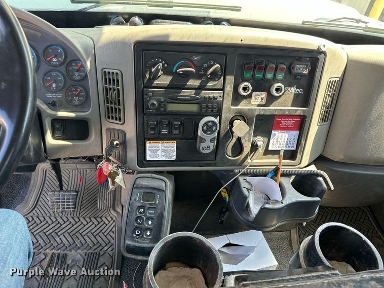 image for item NP9834 2008 International WorkStar 7400  bucket truck