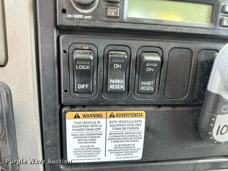 image for item NP9834 2008 International WorkStar 7400  bucket truck