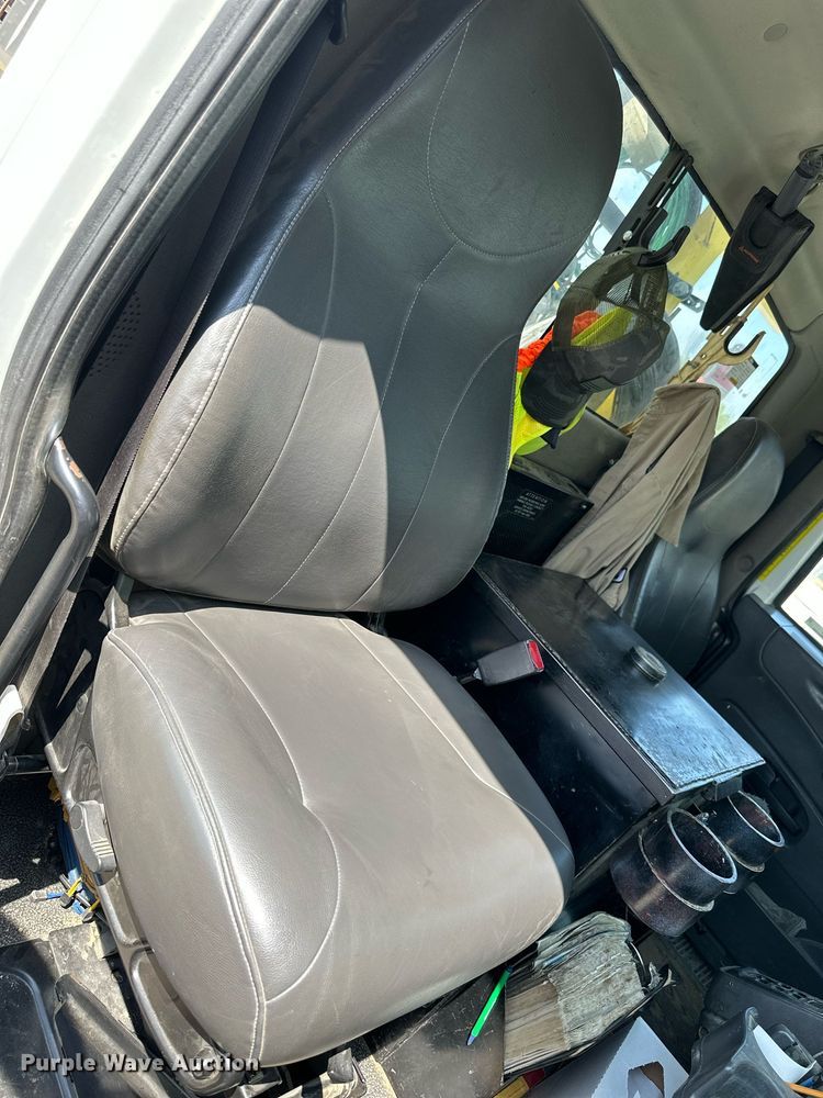 image for item NP9834 2008 International WorkStar 7400  bucket truck