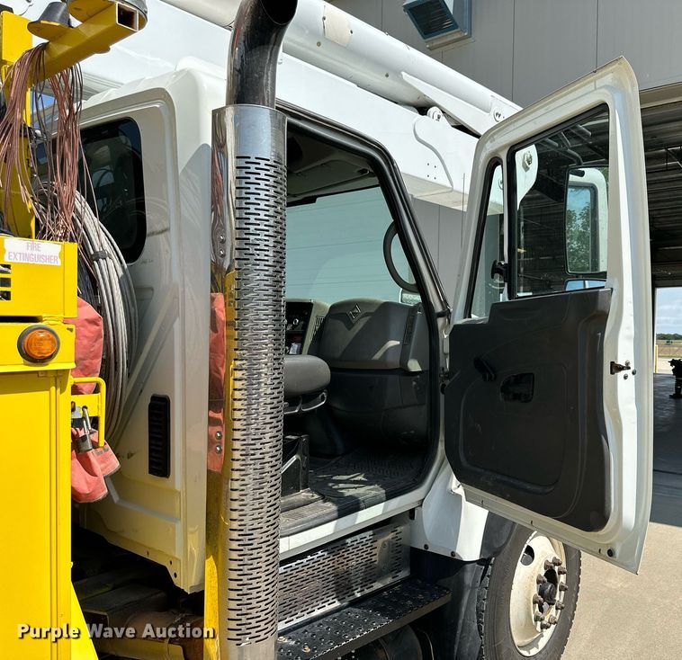 image for item NP9834 2008 International WorkStar 7400  bucket truck