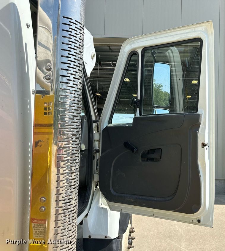 image for item NP9834 2008 International WorkStar 7400  bucket truck