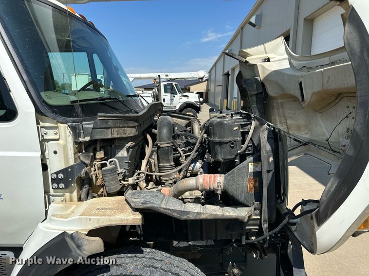 image for item NP9834 2008 International WorkStar 7400  bucket truck