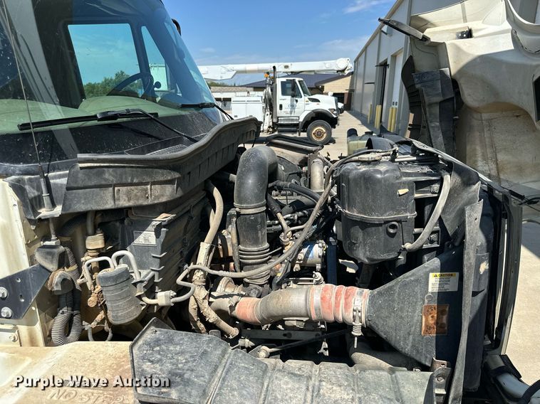 image for item NP9834 2008 International WorkStar 7400  bucket truck