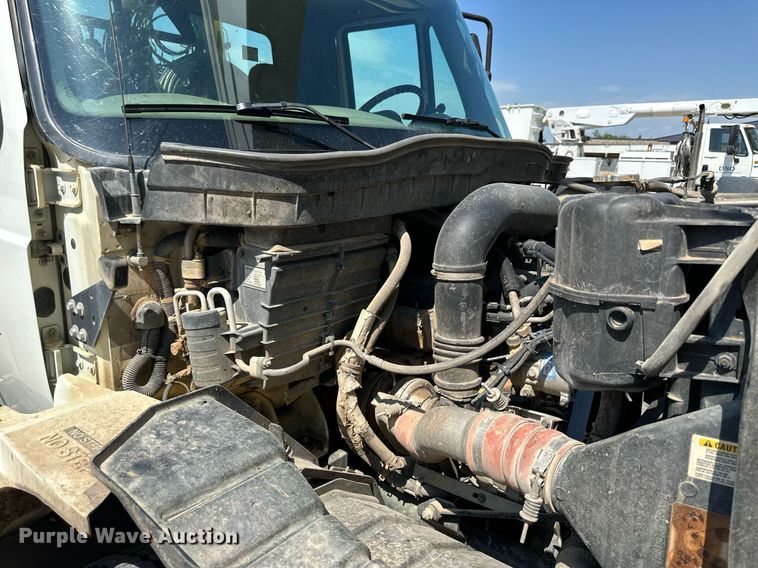 image for item NP9834 2008 International WorkStar 7400  bucket truck