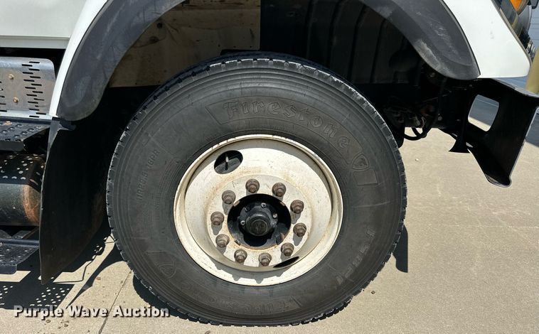 image for item NP9834 2008 International WorkStar 7400  bucket truck