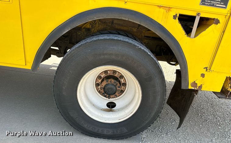 image for item NP9834 2008 International WorkStar 7400  bucket truck