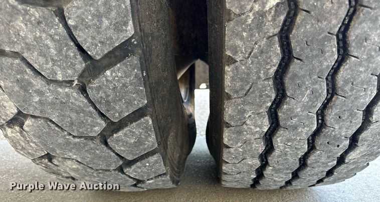 image for item NP9834 2008 International WorkStar 7400  bucket truck