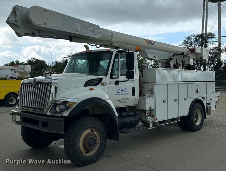 image for item NP9835 2008 International WorkStar 7300  bucket truck