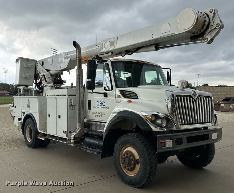 image for item NP9835 2008 International WorkStar 7300  bucket truck