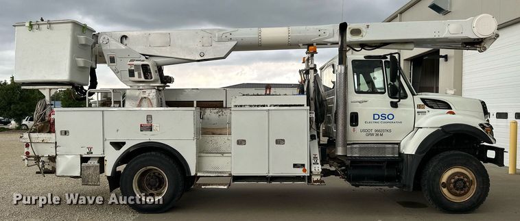 image for item NP9835 2008 International WorkStar 7300  bucket truck