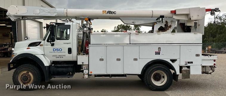 image for item NP9835 2008 International WorkStar 7300  bucket truck