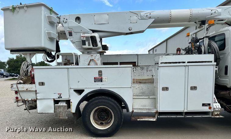 image for item NP9835 2008 International WorkStar 7300  bucket truck