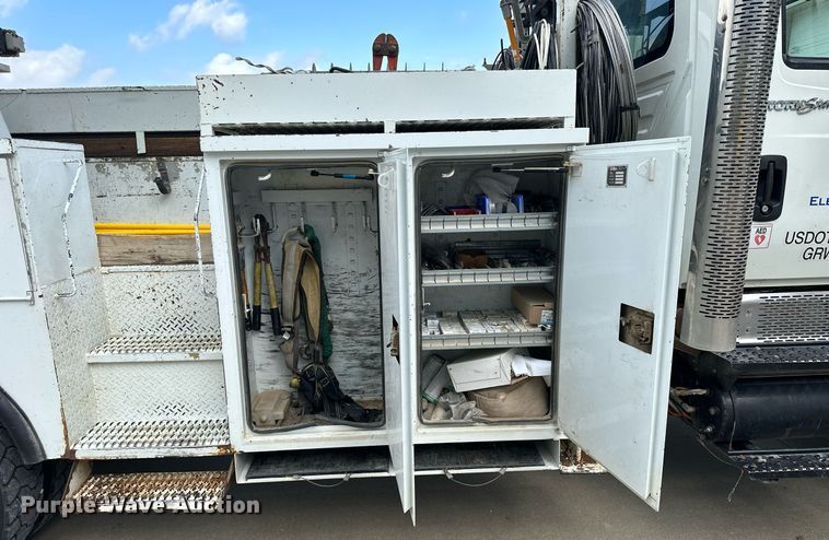 image for item NP9835 2008 International WorkStar 7300  bucket truck